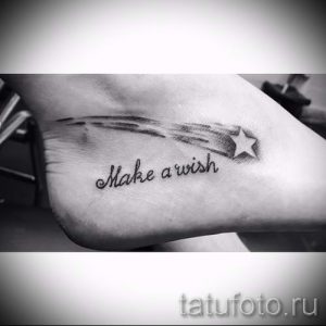 Фото тату на лодыжке: падающая звезда с хвостом и надпись 'Make a wish'. Черно-белый рисунок татуировки.