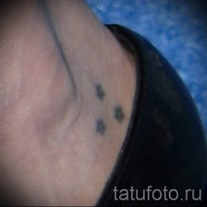 Фото тату с изображением двух маленьких точек на лодыжке. Простой и лаконичный рисунок татуировки.