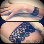 Фото тату: черное кружево, обвивающее запястье. Два ракурса изображения для детального просмотра.
