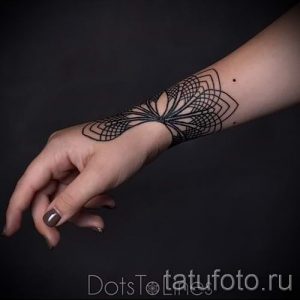 Фото тату: геометрический узор, имитирующий кружево, на руке. Современный и стильный дизайн.