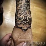 Фото тату: черное кружево, обвивающее запястье. Детализированный рисунок татуировки в стиле лайнуорк.