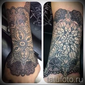 Фото тату: два варианта кружевной татуировки на запястье. Детализированные рисунки в стиле лайнуорк.