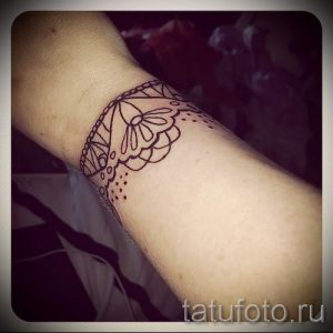 Фото тату: нежное кружево с маленьким бантиком на запястье. Деликатный и женственный рисунок.