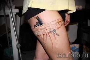 Фото тату: оригинальное сочетание кружева и тату-машинки на бедре. Необычный и стильный рисунок.