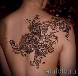 Фото татуировки хной на плече и верхней части спины, с замысловатыми восточными узорами. Идеально для тех, кто хочет попробовать временное тату.