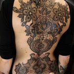 тату кружева на спине - фото пример готовой татуировки 8