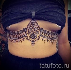 тату кружева под грудью - фото пример готовой татуировки 2
