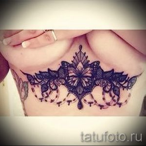 тату кружева под грудью - фото пример готовой татуировки 3