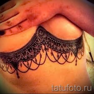 тату кружева под грудью - фото пример готовой татуировки 4