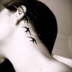 Фото тату трех маленьких ласточек на затылке. Черно-белые силуэты птиц, расположенные каскадом.