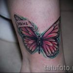 Фото тату на лодыжке: розовая бабочка с надписью 'MAMA' на крыле, выполненная в стиле олдскул с четкими контурами.