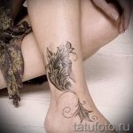 Фото тату: стилизованное изображение пера на женской лодыжке, выполненное в технике графики с использованием черных чернил. Идеально для любителей минимализма.