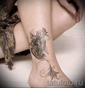 Фото тату: стилизованное изображение пера на женской лодыжке, выполненное в технике графики с использованием черных чернил. Идеально для любителей минимализма.