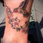 тату на лодыжке колибри - классные фото готовой татуировки 4