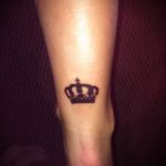 тату на лодыжке корона - классные фото готовой татуировки 2