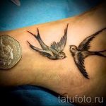 Фото тату: Две маленькие татуировки ласточек на запястье, выполненные в реалистичном стиле. Изящный рисунок татуировки, подчеркивающий красоту запястья.