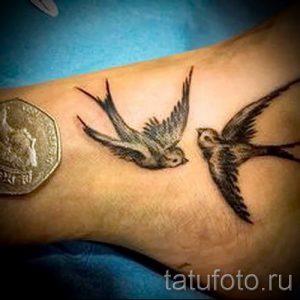 Фото тату: Две маленькие татуировки ласточек на запястье, выполненные в реалистичном стиле. Изящный рисунок татуировки, подчеркивающий красоту запястья.
