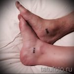 Фото тату: Парные татуировки на лодыжках с римскими цифрами. Минималистичный дизайн и символическое значение.
