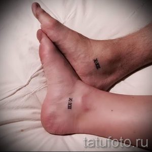 Фото тату: Парные татуировки на лодыжках с римскими цифрами. Минималистичный дизайн и символическое значение.