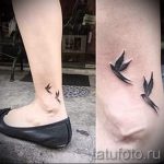 Фото тату: две изящные татуировки птиц на лодыжке, выполненные в черном цвете. Стильный и минималистичный дизайн для тех, кто ценит элегантность.