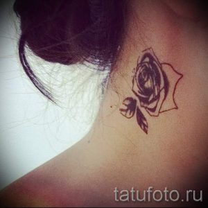 Фото тату: контурная роза, расположенная за ухом. Простой и стильный рисунок татуировки в черном цвете.