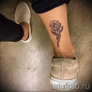 Фото тату: роза, выполненная в технике дотворк, с узорами, обвивающими лодыжку. Детализированный рисунок татуировки.