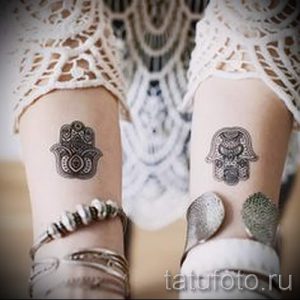 Фото двух миниатюрных тату Хамса на лодыжках. Черно-белые рисунки с детальной проработкой узоров, выполненные в минималистичном стиле.