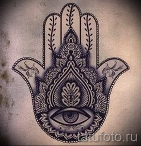 Эскиз татуировки: Хамса с большим глазом в центре. Детализированный рисунок с использованием линий и точек.