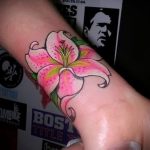 Lilie Tattoo auf dem Arm - eine Tätowierung des Foto Beispiel 13072016 2