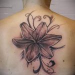 Lilie Tattoo auf dem Rücken - Foto Beispiel der Tätowierung 13072016 2