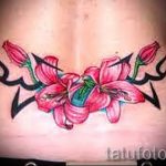 Lilie Tattoo auf dem unteren Rücken - Foto Beispiel der Tätowierung 13072016 1