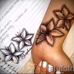 Lilie Tattoo auf ihrem Handgelenk - Foto Beispiel der Tätowierung 13072016 1