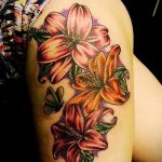 Lilie Tattoo auf ihrer Seite - Foto Beispiel der Tätowierung 13072016 1