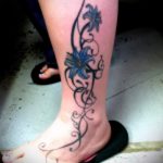 Lilie Tattoo auf seinem Bein - Foto Beispiel der Tätowierung 13072016 1