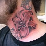 Lilie Tattoo auf seinem Hals - Foto Beispiel der Tätowierung 13072016 1