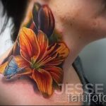 Lilie Tattoo auf seinem Hals - Foto Beispiel der Tätowierung 13072016 2