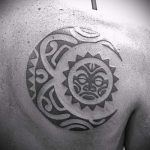 Polynésie soleil tatouage - une photo du tatouage fini sur la classe 14072016 2