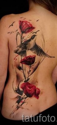 Poppies tattoo on his back — photos for an article about the importance of tattoos 3