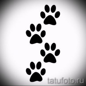 Черно-белое фото тату с изображением четырех следов лап, расположенных вертикально. Символ любви к животным и преданности.