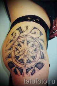 Фото тату на бедре: сложное изображение солнца в стиле blackwork, с использованием геометрических узоров и теней. Эскиз татуировки выполнен в черно-белой гамме.