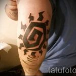Sonne Tattoo auf seinem Ellenbogen - ein kühles Foto des fertigen Tätowierung 14072016 1