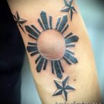 Sonne Tattoo auf seinem Ellenbogen - ein kühles Foto des fertigen Tätowierung 14072016 2