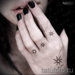 Sonne Tattoo auf seinem Finger - ein kühles Foto des fertigen Tätowierung auf 14072016 1