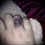 Sonne Tattoo auf seinem Finger - ein kühles Foto des fertigen Tätowierung auf 14072016 2