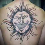 Sonne Tattoo auf seinem Rücken - ein kühles Foto des fertigen Tätowierung 14072016 2