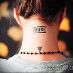 Фото татуировки на затылке: черная надпись 'MUSE' в прямоугольной рамке и маленький треугольник под ней. Минималистичный стиль.