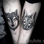 Фото парных татуировок на предплечьях: реалистичные изображения голов волков, выполненные в черно-белой графике. Детализированный рисунок татуировки.