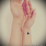 Фото тату: парные татуировки – черный треугольник, направленный вниз, и черный треугольник, направленный вверх, на запястьях. Минималистичные рисунки татуировок для пары.