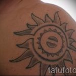 Tätowierung in Form von der Sonne - ein kühles Foto des fertigen Tätowierung auf 14072016 1