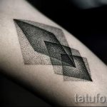 Фото тату на предплечье: абстрактная композиция из геометрических фигур, выполненная техникой дотворк, с использованием черных точек.